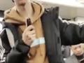 上海地铁内男子嬉皮笑脸耍刀玩 乘客心慌慌:这是怎么通过安检的?!