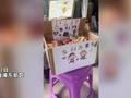 萌娃儿童节摆摊送出100根棒棒糖 老奶奶:这小孩还怪好哩