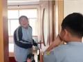 女孩不舍得父母买钢琴进门瞬间喜极而泣 原来父母已经给她安排了惊喜!