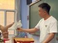高三班主任花一个月工资给毕业生送礼物:每届都送 三年一劫