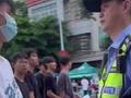 交警在儿子考场外执勤,不过两人见面时有点尴尬