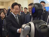 李在明与中国机器人握手称受宠若惊