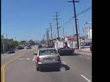 美国一小型飞机刮断高压线坠毁瞬间曝光 路人抬残骸救出七旬飞行员