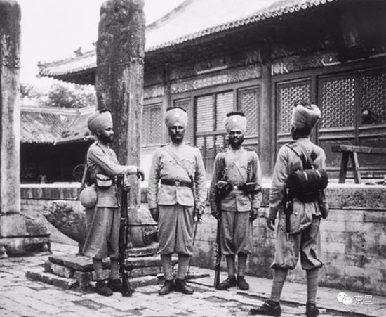 　　随着清朝的衰落，列强开始入侵中国，1901年，八国联军进北京，英军在天坛驻扎，英军中有不少印度裔士兵。