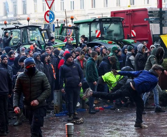当地时间2月1日，欧盟特别峰会举行当天，来自比利时多地以及意大利等其他欧洲国家的农民驾驶近一千台拖拉机抵达布鲁塞尔市区，造成道路严重拥堵。来源：IC photo