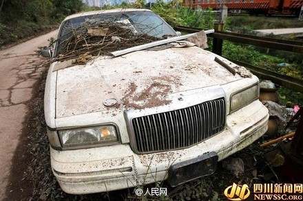 停在村道上两年时间的林肯加长版礼宾车