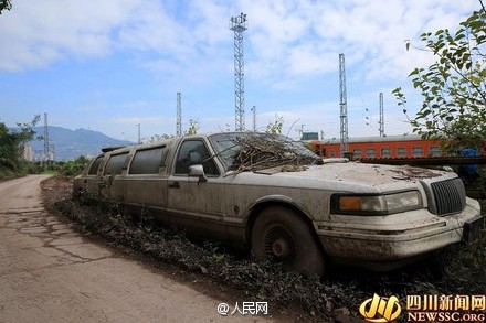 停在村道上两年时间的林肯加长版礼宾车