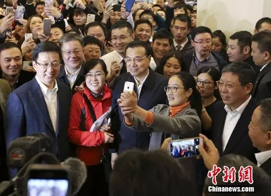 李克强11月25日下午来到上海自贸区行政服务中心 中新社 刘震 摄