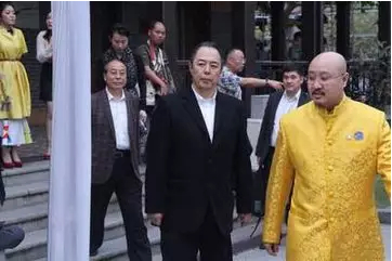 右一为白玛奥色法王