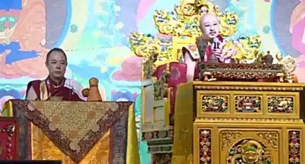 右为白玛奥色法王