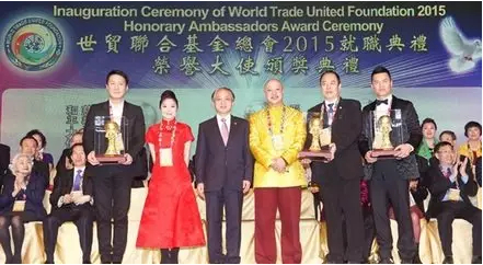 前排右二为张铁林，右三为白玛奥色法王