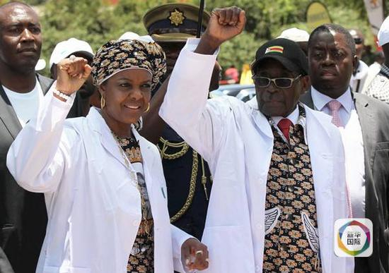 2014年12月6日，总统穆加贝和第一夫人格蕾丝在首都哈拉雷出席执政党民盟会议。（新华社/路透）