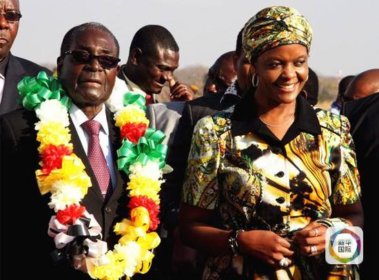 　　2014年8月16日，在津巴布韦维多利亚瀑布城，总统穆加贝携夫人在机场迎接参加南共体峰会的各国首脑。（新华社发）