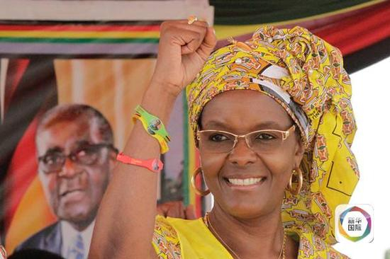 2015年11月19日，津巴布韦第一夫人格蕾丝在一次政治造势活动上讲话。（新华社发，费列蒙摄）