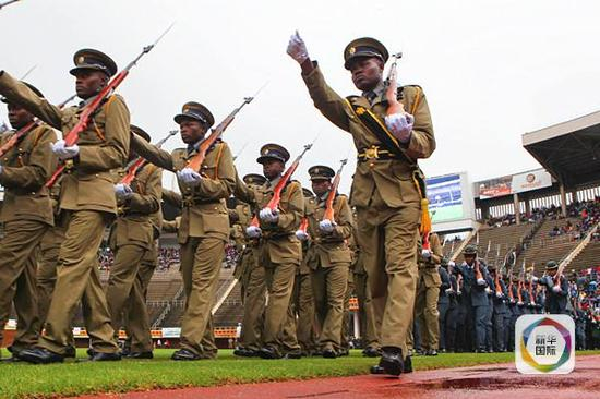 2015年4月18日，在中国援建的津巴布韦国家体育场内，津国防军进行表演。（新华社发，费列蒙摄）