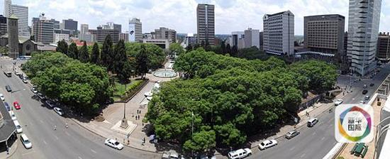 津巴布韦首都哈拉雷街头。（新华社记者许林贵摄）