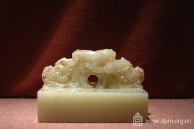 　　白玉龙纽“如来大宝法王”印，明永乐，通高8.3cm，边长12.8cm，厚3.5cm，西藏博物馆藏。图片来源网络。