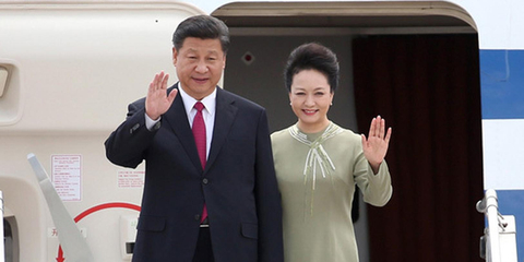 习近平彭丽媛抵达南非开始访问