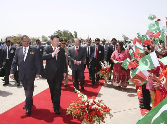 4月20日 习近平出席巴基斯坦总统侯赛因和总理谢里夫举行的隆重欢迎仪式。（新华社图）