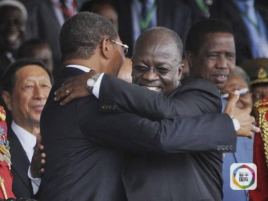 就职仪式，马古富力（右）与前总统基奎特拥抱致意。（图片来源：新华/美联）