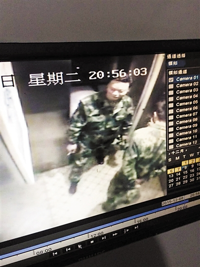 两人进入小区电梯。受访人供图