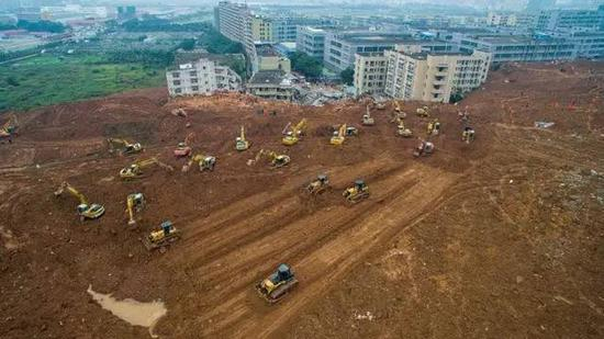 12月21日航拍的山体垮塌现场。新华社记者 毛思倩摄