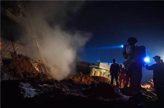 12月20日，消防官兵在一处居民楼搜救。新华社记者 毛思倩摄