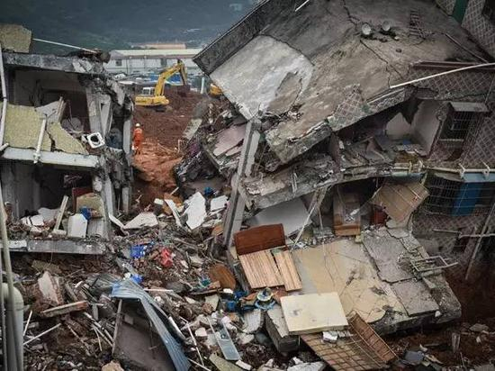 12月21日，救援人员在山体垮塌现场继续搜救。新华社记者 毛思倩摄