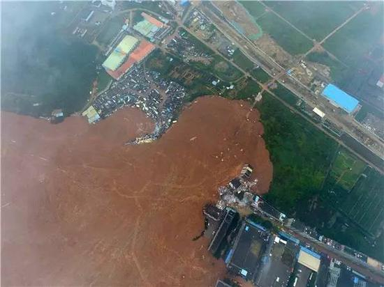 12月21日从空中拍摄的深圳山体滑坡现场。新华社记者 郑磊摄