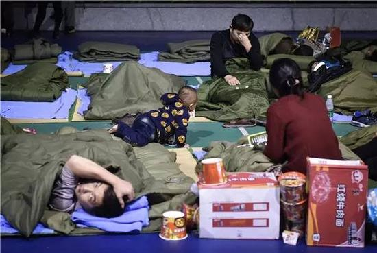 12月21日，撤离的群众在深圳市光明新区群众体育中心休息。新华社记者 毛思倩摄