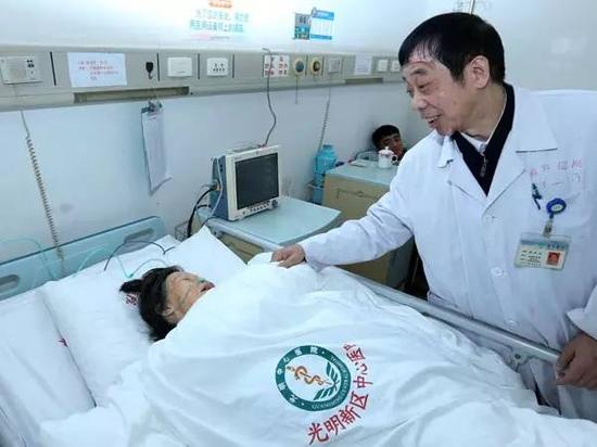 12月21日，78岁的谢雪芳在深圳光明新区中心医院接受治疗。新华社记者 庞兴雷摄