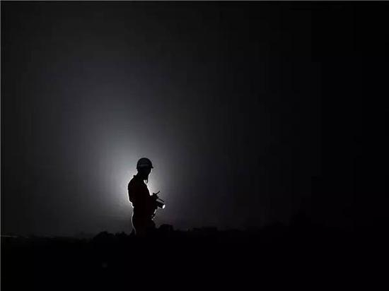 12月20日，消防官兵在搜救。新华社记者 毛思倩摄