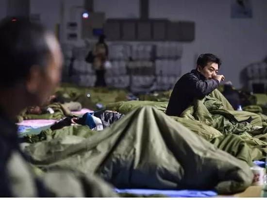 12月21日，撤离的群众在深圳市光明新区群众体育中心休息。新华社记者毛思倩摄