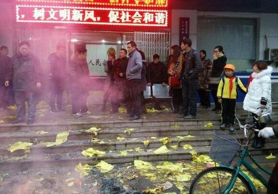 家属派出所门口焚烧纸钱。图片来自网络