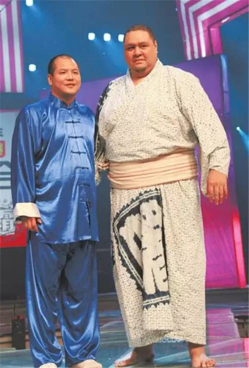 王战军力挫的日本相扑冠军（横纲）曙太朗