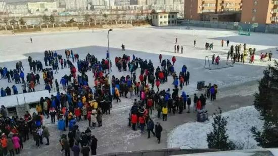 延吉市第三高中操场上出现裂缝，正在考试的学生感到震感后被疏散