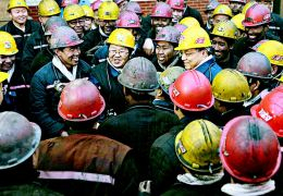 李克强总理在太原考察山西焦煤西山煤电集团官地矿 据中国政府网