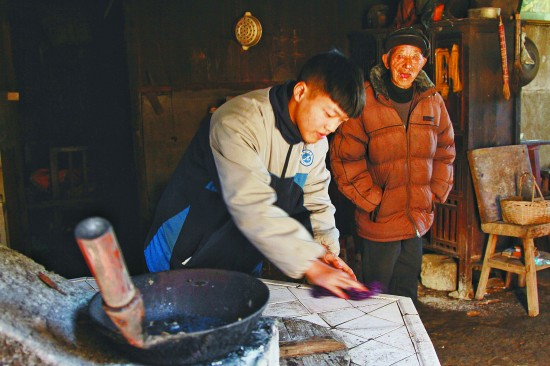 叶石云替爷爷整理厨房本版图片均由叶小平摄