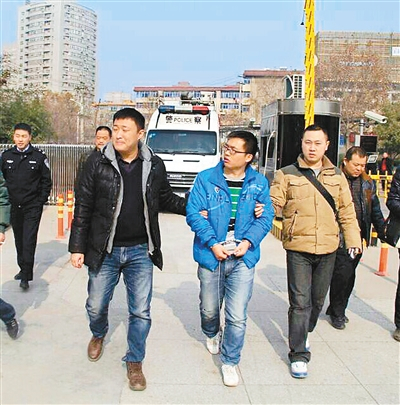 1月2日，马某在民警押解下到延安大学西安创新学院指认案发现场。 （照片由警方提供）