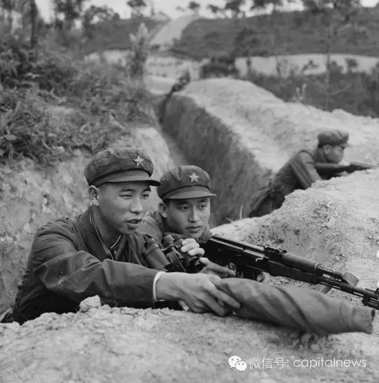 中越边境自卫反击战，战斗英雄李作成(左)。1979年 叶用才摄