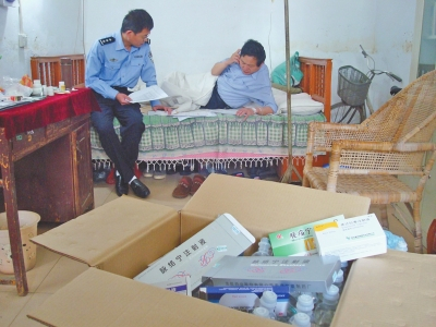 在派出所住室里，夏明臣（右）带病坚持工作。