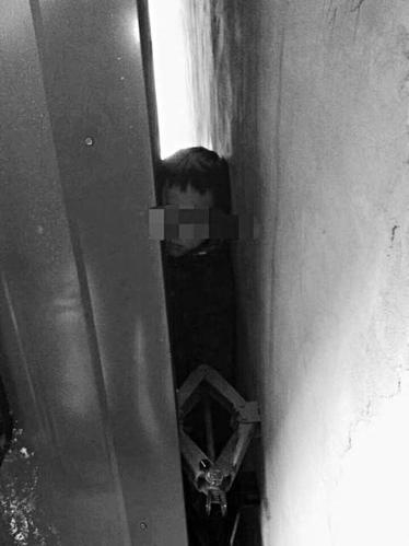 孩子被卡在里面动弹不得