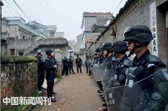 　　2015年11月29日，江西省余干县公安局出动300多名警力在江埠乡石溪村和洪家嘴乡团林李家村开展打击“重金求子”诈骗案活动。摄影|谢鑫鑫