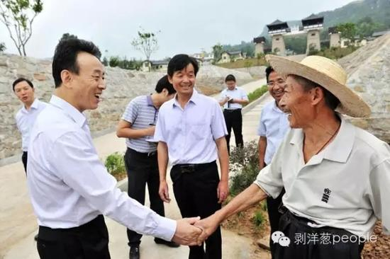 2014年，时任省委副书记、省长的魏宏（左一）在巴中调研