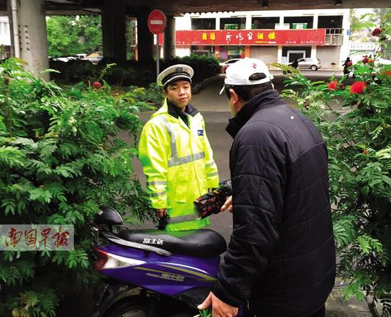 一市民认为协警在隐蔽执法，上前同对方理论。记者 欧其锦摄