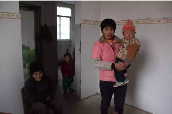 遇害男童韦欢的母亲和家人