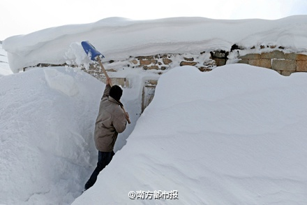 土耳其凡城一夜间被降雪覆盖