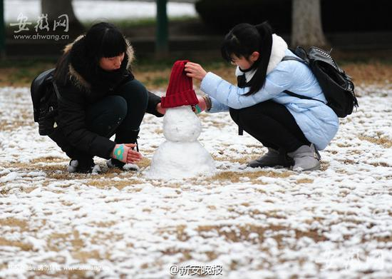 安徽网友堆积的雪人