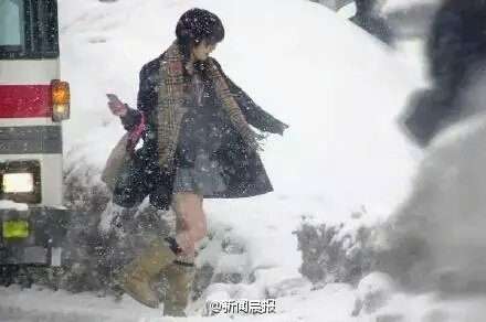这是日本妹子雪中短裙出镜，好美丽冻人！