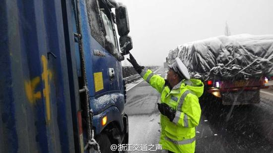 高速交警逐一叫醒司机